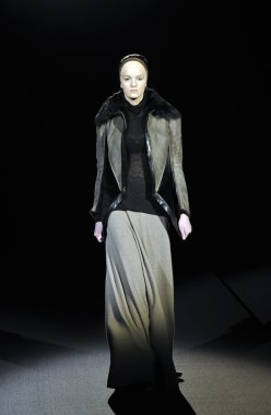 Moskova - 25 Mart: bir model için sonbahar kış 2012 sunu sırasında 25 Mart 2012, Moskova, Rusya mbfw tegin pist yürür