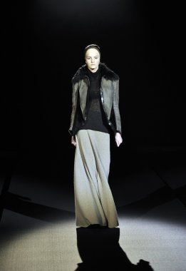 Moskova - 25 Mart: bir model için sonbahar kış 2012 sunu sırasında 25 Mart 2012, Moskova, Rusya mbfw tegin pist yürür