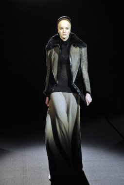 Moskova - 25 Mart: bir model için sonbahar kış 2012 sunu sırasında 25 Mart 2012, Moskova, Rusya mbfw tegin pist yürür