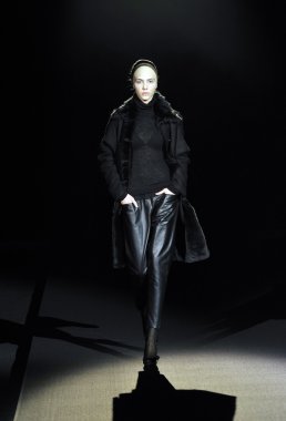 Moskova - 25 Mart: bir model için sonbahar kış 2012 sunu sırasında 25 Mart 2012, Moskova, Rusya mbfw tegin pist yürür