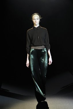 Moskova - 25 Mart: bir model için sonbahar kış 2012 sunu sırasında 25 Mart 2012, Moskova, Rusya mbfw tegin pist yürür