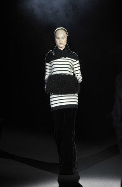 Moskova - 25 Mart: bir model için sonbahar kış 2012 sunu sırasında 25 Mart 2012, Moskova, Rusya mbfw tegin pist yürür