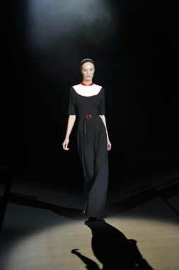 Moskova - 25 Mart: bir model için sonbahar kış 2012 sunu sırasında 25 Mart 2012, Moskova, Rusya mbfw tegin pist yürür