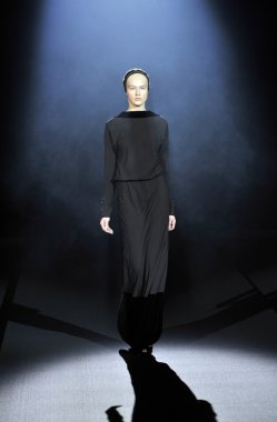 Moskova - 25 Mart: bir model için sonbahar kış 2012 sunu sırasında 25 Mart 2012, Moskova, Rusya mbfw tegin pist yürür