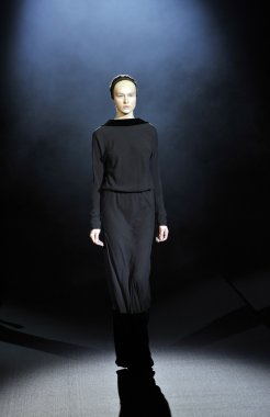Moskova - 25 Mart: bir model için sonbahar kış 2012 sunu sırasında 25 Mart 2012, Moskova, Rusya mbfw tegin pist yürür