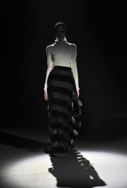 Moskova - 25 Mart: bir model için sonbahar kış 2012 sunu sırasında 25 Mart 2012, Moskova, Rusya mbfw tegin pist yürür