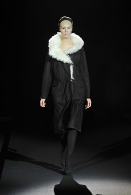 Moskova - 25 Mart: bir model için sonbahar kış 2012 sunu sırasında 25 Mart 2012, Moskova, Rusya mbfw tegin pist yürür