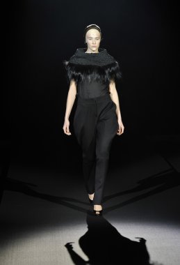 Moskova - 25 Mart: bir model için sonbahar kış 2012 sunu sırasında 25 Mart 2012, Moskova, Rusya mbfw tegin pist yürür