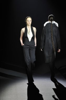 Moskova - 25 Mart: bir model için sonbahar kış 2012 sunu sırasında 25 Mart 2012, Moskova, Rusya mbfw tegin pist yürür