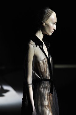 Moskova - 25 Mart: bir model için sonbahar kış 2012 sunu sırasında 25 Mart 2012, Moskova, Rusya mbfw tegin pist yürür