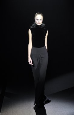 Moskova - 25 Mart: bir model için sonbahar kış 2012 sunu sırasında 25 Mart 2012, Moskova, Rusya mbfw tegin pist yürür