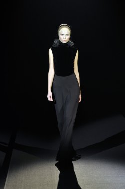 Moskova - 25 Mart: bir model için sonbahar kış 2012 sunu sırasında 25 Mart 2012, Moskova, Rusya mbfw tegin pist yürür