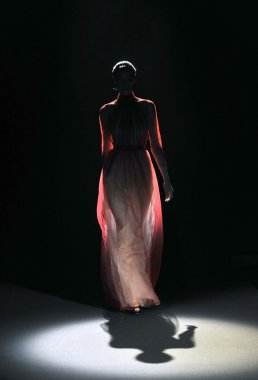 Moskova - 25 Mart: bir model için sonbahar kış 2012 sunu sırasında 25 Mart 2012, Moskova, Rusya mbfw tegin pist yürür