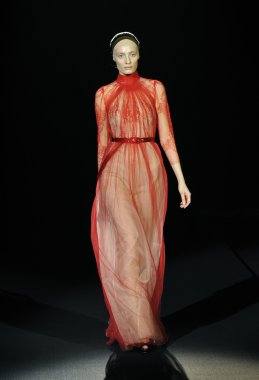 Moskova - 25 Mart: bir model için sonbahar kış 2012 sunu sırasında 25 Mart 2012, Moskova, Rusya mbfw tegin pist yürür