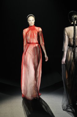 Moskova - 25 Mart: bir model için sonbahar kış 2012 sunu sırasında 25 Mart 2012, Moskova, Rusya mbfw tegin pist yürür