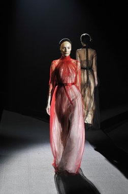 Moskova - 25 Mart: bir model için sonbahar kış 2012 sunu sırasında 25 Mart 2012, Moskova, Rusya mbfw tegin pist yürür