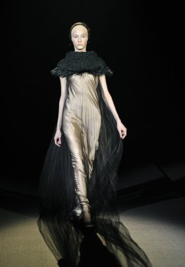 Moskova - 25 Mart: bir model için sonbahar kış 2012 sunu sırasında 25 Mart 2012, Moskova, Rusya mbfw tegin pist yürür