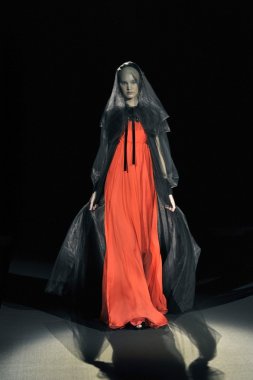 Moskova - 25 Mart: bir model için sonbahar kış 2012 sunu sırasında 25 Mart 2012, Moskova, Rusya mbfw tegin pist yürür