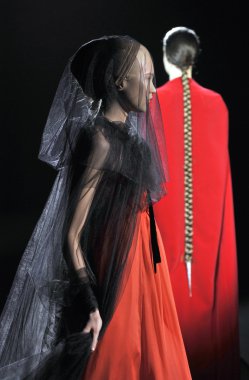 Moskova - 25 Mart: bir model için sonbahar kış 2012 sunu sırasında 25 Mart 2012, Moskova, Rusya mbfw tegin pist yürür