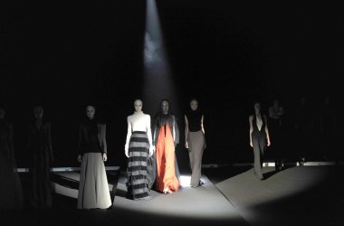 Moskova - 25 Mart: bir model yürüyüş pist tegin sonbahar kış 2012 sunu sırasında mbfw 25 Mart 2012, Moskova, Rusya