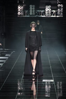 Moskova - Nisan 08: manken dmitri loginov sonbahar kış 2012 pist sunu üzerinde 08 Nisan 2012 volvo moda haftasında, Moskova, Rusya pist yürür