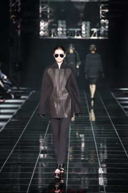 Moskova - Nisan 08: manken dmitri loginov sonbahar kış 2012 pist sunu üzerinde 08 Nisan 2012 volvo moda haftasında, Moskova, Rusya pist yürür