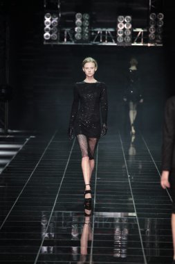 Moskova - Nisan 08: manken dmitri loginov sonbahar kış 2012 pist sunu üzerinde 08 Nisan 2012 volvo moda haftasında, Moskova, Rusya pist yürür