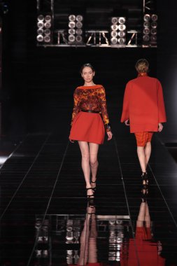 Moskova - Nisan 08: modelleri yürüyüş pist dmitri loginov, Sonbahar Kış 2012 pist sunu üzerinde 08 Nisan 2012 volvo moda haftasında, Moskova, Rusya