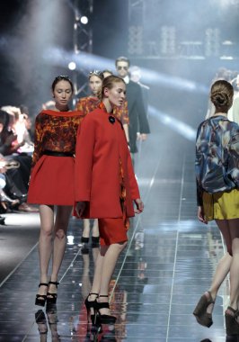 Moskova - Nisan 08: modelleri yürüyüş pist dmitri loginov, Sonbahar Kış 2012 pist sunu üzerinde 08 Nisan 2012 volvo moda haftasında, Moskova, Rusya