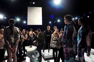 Нью-Йорк - 10 лютого: моделі представляють в Катя Леонович осінь зима 2012 презентацію на поле в Лінкольн-центр під час Нью-Йорку тижня моди на 15 лютого 2012 в Нью-Йорку