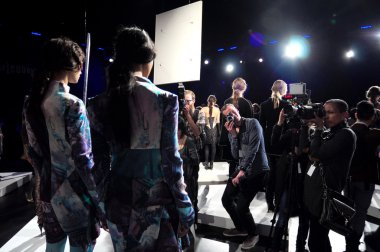 Нью-Йорк - 10 лютого: моделі представляють в Катя Леонович осінь зима 2012 презентацію на поле в Лінкольн-центр під час Нью-Йорку тижня моди на 15 лютого 2012 в Нью-Йорку