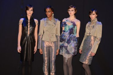 Нью-Йорк - 10 лютого: моделі представляють в Катя Леонович осінь зима 2012 презентацію на поле в Лінкольн-центр під час Нью-Йорку тижня моди на 15 лютого 2012 в Нью-Йорку