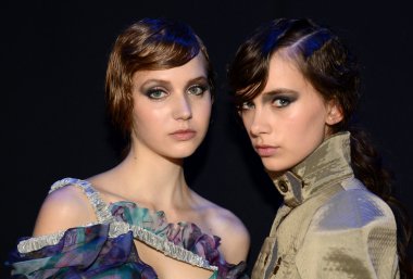 New york - Şubat 10: modelleri pozlar katya leonovich, lincoln Merkezi kutusunda new York'ta kış 2012 tanıtımı 15 Şubat 2012 tarihinde new york moda haftasında düşmek