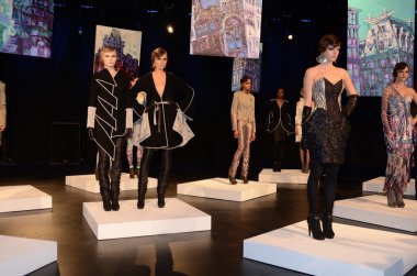 Нью-Йорк - 10 лютого: моделі представляють в Катя Леонович осінь зима 2012 презентацію на поле в Лінкольн-центр під час Нью-Йорку тижня моди на 15 лютого 2012 в Нью-Йорку