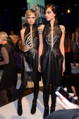 Нью-Йорк - 10 лютого: моделі представляють в Катя Леонович осінь зима 2012 презентацію на поле в Лінкольн-центр під час Нью-Йорку тижня моди на 15 лютого 2012 в Нью-Йорку