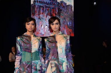 Нью-Йорк - 10 лютого: моделі представляють в Катя Леонович осінь зима 2012 презентацію на поле в Лінкольн-центр під час Нью-Йорку тижня моди на 15 лютого 2012 в Нью-Йорку