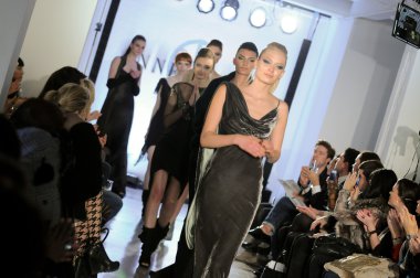 New york - 11 Şubat: bir model yürüyüş pist anne bowen sonbahar kış 2012 koleksiyonu gösteri 25 cpw Galeri new york Moda Haftası 11 Şubat 2012 NY
