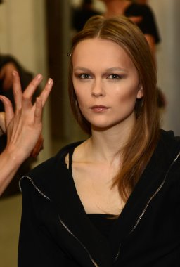 New york - 11 Şubat: sally la pointe önce sahne arkasında hazırlanıyor bir modeli sonbahar kış 2012 tanıtım Merkezi 548 new york Moda Haftası 11 Şubat 2012 NY