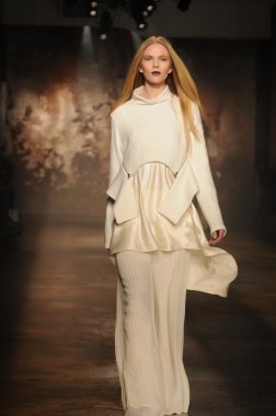 New york - 11 Şubat: sally la pointe için bir model yürür pist sonbahar kış 2012 tanıtım Merkezi 548 11 Şubat 2012 NYC new york moda haftası sırasında