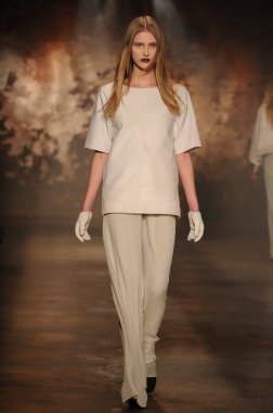New york - 11 Şubat: sally la pointe için bir model yürür pist sonbahar kış 2012 tanıtım Merkezi 548 11 Şubat 2012 NYC new york moda haftası sırasında