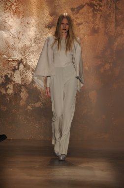 New york - 11 Şubat: sally la pointe için bir model yürür pist sonbahar kış 2012 tanıtım Merkezi 548 11 Şubat 2012 NYC new york moda haftası sırasında