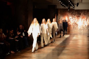 New york - 11 Şubat: modelleri 11 Şubat 2012 tarihinde new york moda haftası sırasında Merkezi 548 pistin final sally la pointe sonbahar kış 2012 tanıtım için yürüyor