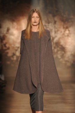 New york - 11 Şubat: sally la pointe için bir model yürür pist sonbahar kış 2012 tanıtım Merkezi 548 11 Şubat 2012 NYC new york moda haftası sırasında