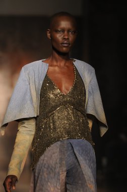 New york - 11 Şubat: sally la pointe için bir model yürür pist sonbahar kış 2012 tanıtım Merkezi 548 11 Şubat 2012 NYC new york moda haftası sırasında