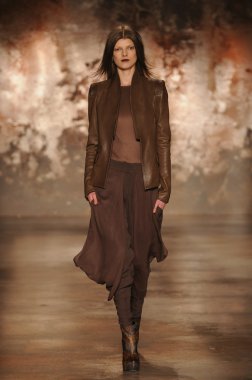 New york - 11 Şubat: sally la pointe için bir model yürür pist sonbahar kış 2012 tanıtım Merkezi 548 11 Şubat 2012 NYC new york moda haftası sırasında
