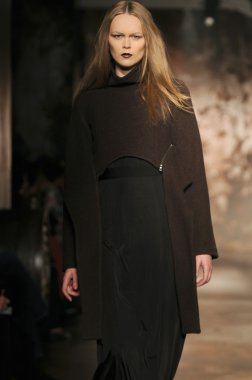 New york - 11 Şubat: sally la pointe için bir model yürür pist sonbahar kış 2012 tanıtım Merkezi 548 11 Şubat 2012 NYC new york moda haftası sırasında