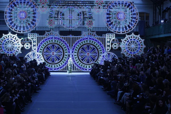 PARIS - MARÇO 12: Pista de caminhada modelo no desfile Antonio Marras para Kenzo Fall Winter 2011-2012 durante a Paris Fashion Week em 12 de março de 2011 em Paris — Fotografia de Stock