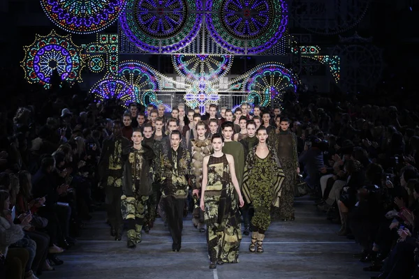 PARIS - MARCH 12: Models walk runway at the Antonio Marras show for Kenzo Fall Winter 2011-2012 during Paris Fashion Week on March 12, 2011 in Paris — Stock Photo, Image