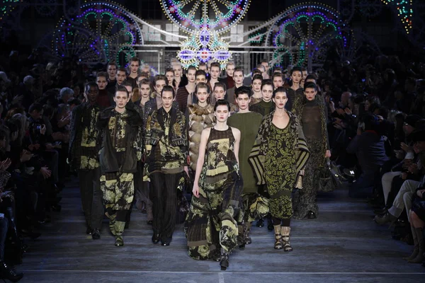 PARIS - MARCH 12: Models walk runway at the Antonio Marras show for Kenzo Fall Winter 2011-2012 during Paris Fashion Week on March 12, 2011 in Paris — Stock Photo, Image