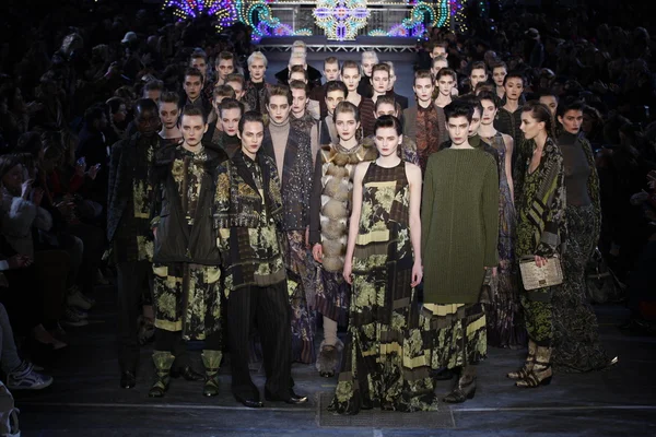 PARIS - MARCH 12: Models walk runway at the Antonio Marras show for Kenzo Fall Winter 2011-2012 during Paris Fashion Week on March 12, 2011 in Paris — Stock Photo, Image